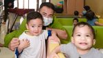 Momen Hangat Nagita Slavina dan Raffi Ahmad Bersama Anak Panti Asuhan