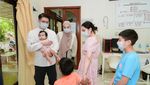 Momen Hangat Nagita Slavina dan Raffi Ahmad Bersama Anak Panti Asuhan