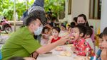 Momen Hangat Nagita Slavina dan Raffi Ahmad Bersama Anak Panti Asuhan