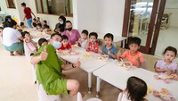 Di sana Raffi Ahmad terlihat turut menemani kegiatan anak-anak panti asuhan ini. Foto: instagram Raffi Ahmad dan Nagita Slavina