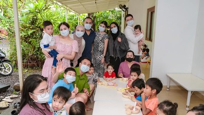 Momen Hangat Nagita Slavina dan Raffi Ahmad Bersama Anak Panti Asuhan