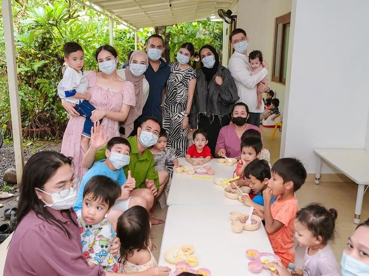 Momen Hangat Nagita Slavina dan Raffi Ahmad Bersama Anak Panti Asuhan
