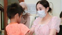 Nagita Slavina terlihat seru bermain dengan salah satu anak di panti tersebut. Foto: instagram Raffi Ahmad dan Nagita Slavina