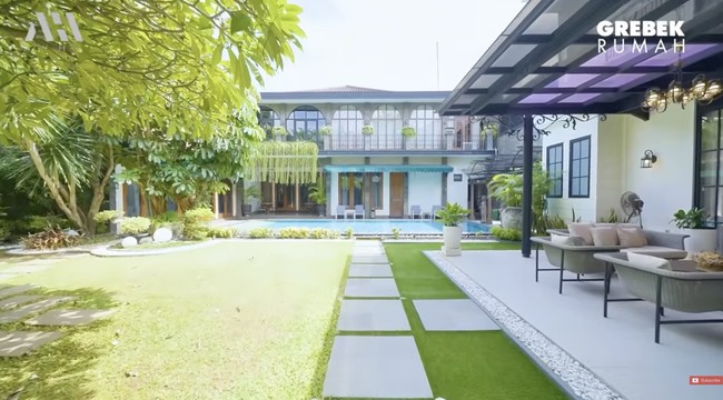 Rumah berada di satu lahan yang sama dengan kediaman orangtua Putri. Ia merupakan anak dari Menteri Koordinator Bidang Pangan Indonesia Zulkifli Hasan. (Foto: YouTube/AH)