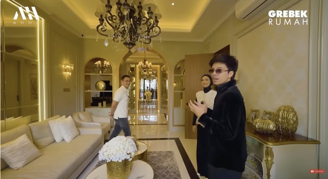 Gaya classic-American menjadi tema utama rumah ini. “Tapi tidak terlalu heavy, supaya tetap terlihat modern dan nyaman buat ditempati,” kata Putri saat muncul di konten Grebek Rumah YouTube Atta Halilintar. Ia mendesain rumah tersebut bersama ibunya. Foto: YouTube/AH