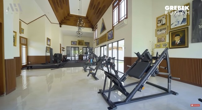 Terpisah dari rumah utama, berdiri sebuah bangunan yang dijadikan untuk gym. (Foto: YouTube/AH)