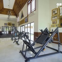 Terpisah dari rumah utama, berdiri sebuah bangunan yang dijadikan untuk gym. (Foto: YouTube/AH)