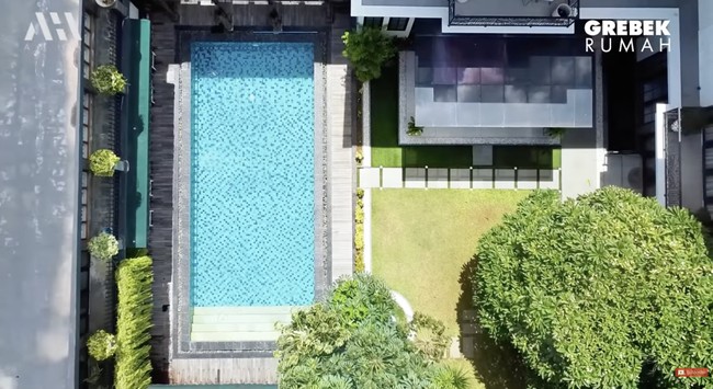 Halaman belakang cukup luas untuk sebuah kolam renang model olympic berukuran sedang dan taman yang asri. (Foto: YouTube/AH)