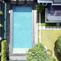 Halaman belakang cukup luas untuk sebuah kolam renang model olympic berukuran sedang dan taman yang asri. (Foto: YouTube/AH)