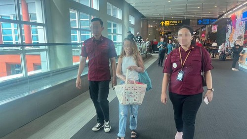 Salah satu dari tiga WNA perempuan yang dideportasi Rudenim Denpasar pada Jumat (28/12/2024). (Dok. Kanwil Kemenkumham Bali)