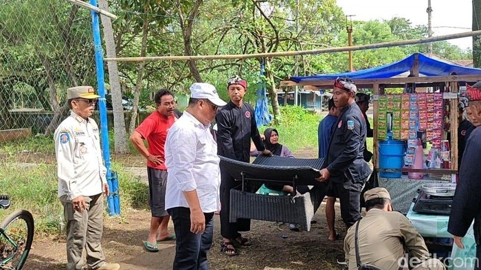 Satpol PP Pangandaran tertibkan pedagang kaki lima.