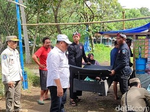 Satpol PP Tertibkan PKL Musiman di Pantai Pangandaran