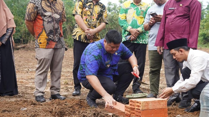 Sekretaris Daerah Banyuasin, Erwin Ibrahim saat melakukan peletakan batu pertama.