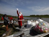 Sinterklas Bawa Kebahagiaan Natal untuk Anak-anak di Sungai Amazon