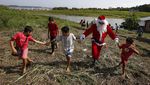 Sinterklas Bawa Kebahagiaan Natal untuk Anak-anak di Sungai Amazon
