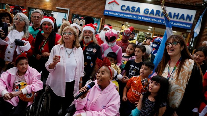 A man dressed as Santa Claus and others ride motorcycles before delivering gifts to hospitalized children in Buenos Aires, Argentina, December 21, 2024. REUTERS/Francisco Loureiro     TPX IMAGES OF THE DAY