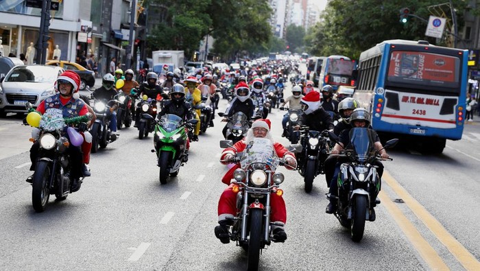 A man dressed as Santa Claus and others ride motorcycles before delivering gifts to hospitalized children in Buenos Aires, Argentina, December 21, 2024. REUTERS/Francisco Loureiro     TPX IMAGES OF THE DAY
