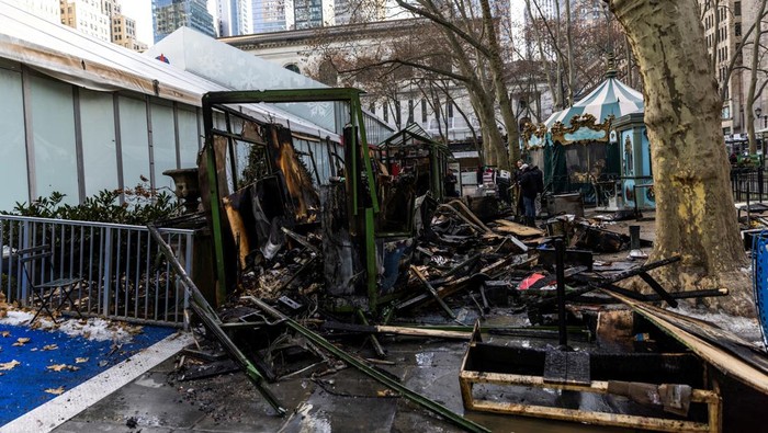 Sisa-sisa Pasar Liburan Populer di New York yang Hangus Terbakar A general view of destroyed stalls after fire broke out at holiday market at Bryant Park in the Manhattan borough of New York City, U.S. December 27, 2024. REUTERS/Eduardo Munoz
