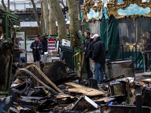 Sisa-sisa Pasar Liburan Populer di New York yang Hangus Terbakar