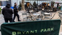 Pasar terbuka yang sudah lama berdiri itu memiliki ratusan pedagang makanan dan barang dagangan. Hal ini menarik banyak wisatawan liburan ke taman antara Times Square dan Grand Central Terminal selama musim liburan.  