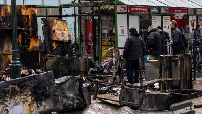Sisa-sisa Pasar Liburan Populer di New York yang Hangus Terbakar A general view of destroyed stalls after fire broke out at holiday market at Bryant Park in the Manhattan borough of New York City, U.S. December 27, 2024. REUTERS/Eduardo Munoz