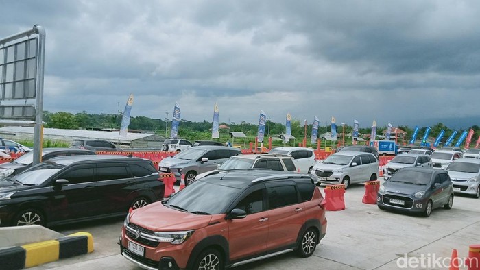 Situasi jalan Tol Jogja-Solo di GT Prambanan padat, Sabtu (28/12/2024).