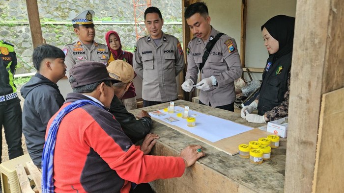 Sopir wisata Bromo dites urine.