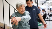 Setelah didiagnosis menderita penyakit Parkinson, Cheng Chen menemukan manfaat latihan beban, yang membantu memperbaiki postur tubuhnya, berkat dorongan dari cucunya, yang memotivasinya untuk memulainya pada bulan Agustus 2023.  