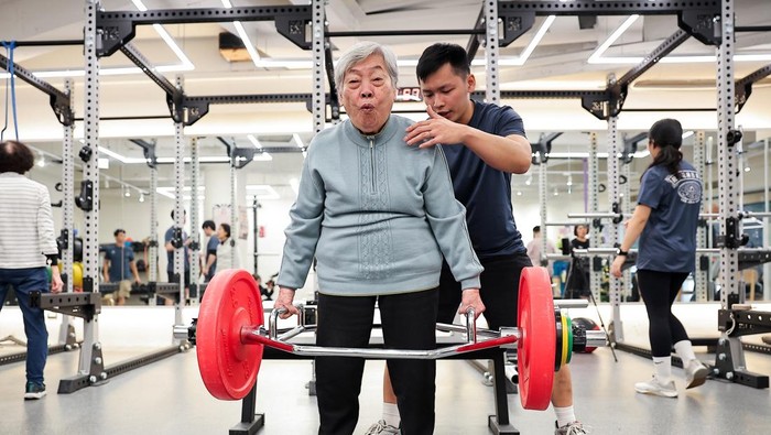 Cheng Chen Chin-Mei, 90, lifts 45kg as she breaks her personal record, at a weightlifting competition in Taipei, Taiwan December 21, 2024. REUTERS/Ann Wang TPX IMAGES OF THE DAY  REFILE - CORRECTING PRONOUN FROM 