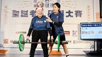 Dikelilingi oleh tiga generasi keluarga tercintanya, Cheng Chen adalah salah satu dari 45 peserta bersemangat yang mengikuti kompetisi angkat beban unik di Taipei pada Sabtu (21/12), yang dirancang khusus untuk para lansia berusia 70 tahun ke atas.  