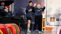 Penonton bersorak saat Cheng Chen Chin-Mei yang berusia 90 tahun mengangkat beban seberat 35 kg (77 lb) dengan mudah, berseri-seri karena percaya diri saat melambaikan tangan ke arah penonton.