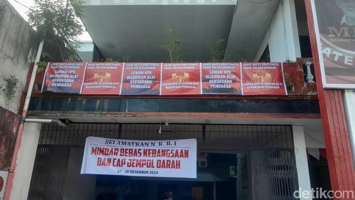 Spanduk soal pengumpulan cap jempol darah oleh kader PDIP di Sumut