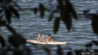 Sejak tahun 90-an, banyak turis dari mancanegara berdatangan ke Batukaras untuk menaklukan ombak. Ombak di Pantai Batu Karas sangat cocok untuk berbagai jenis papan selancar.
