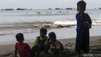 Pagi itu, matahari belum muncul sempurna namun sudah mulai terlihat kesibukan di Pantai Batu Karas. Kesibukan tersebut bukan berasal dari Nelayan, melainkan para peselancar yang tengah menunggu ombak terbaik datang.