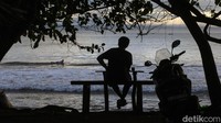 Saat mulai memasuki kawasan Pantai Batu Karas, suasana langsung disambut dengan jejeran pohon kelapa dan kapal nelayan. Angin sepoi-sepoi membuat semakin syahdu suasana.