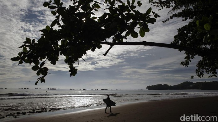 Pantai Batukaras terletak di Kecamatan Cijulang, Kabupaten Pangandaran, Jawa Barat.  Banyak turis dari mancanegara berdatangan ke Batu Karas untuk menaklukan ombak.