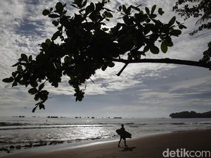 Heboh Plang Larangan Merokok di Pantai Pangandaran