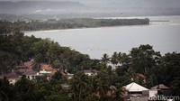 Dari Jakarta, tempat ini bisa ditempuh dalam 10-12 jam melalui jalur darat. Saat ini, Batukaras juga bisa ditempuh dalam waktu kurang dari satu jam menggunakan pesawat.
