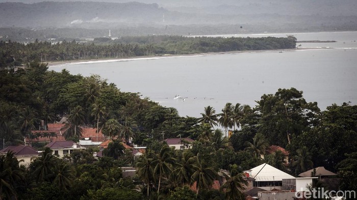 Pantai Batukaras terletak di Kecamatan Cijulang, Kabupaten Pangandaran, Jawa Barat.  Banyak turis dari mancanegara berdatangan ke Batu Karas untuk menaklukan ombak.