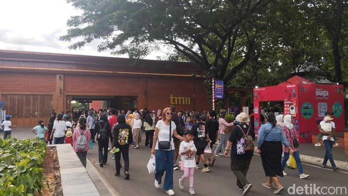 Taman Mini Indonesia Indah, Jakarta Timur dipadati pengunjung.
