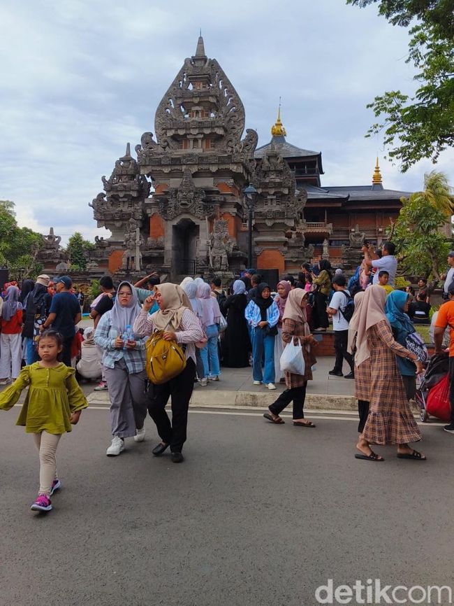 Taman Mini Indonesia Indah, Jakarta Timur dipadati pengunjung.