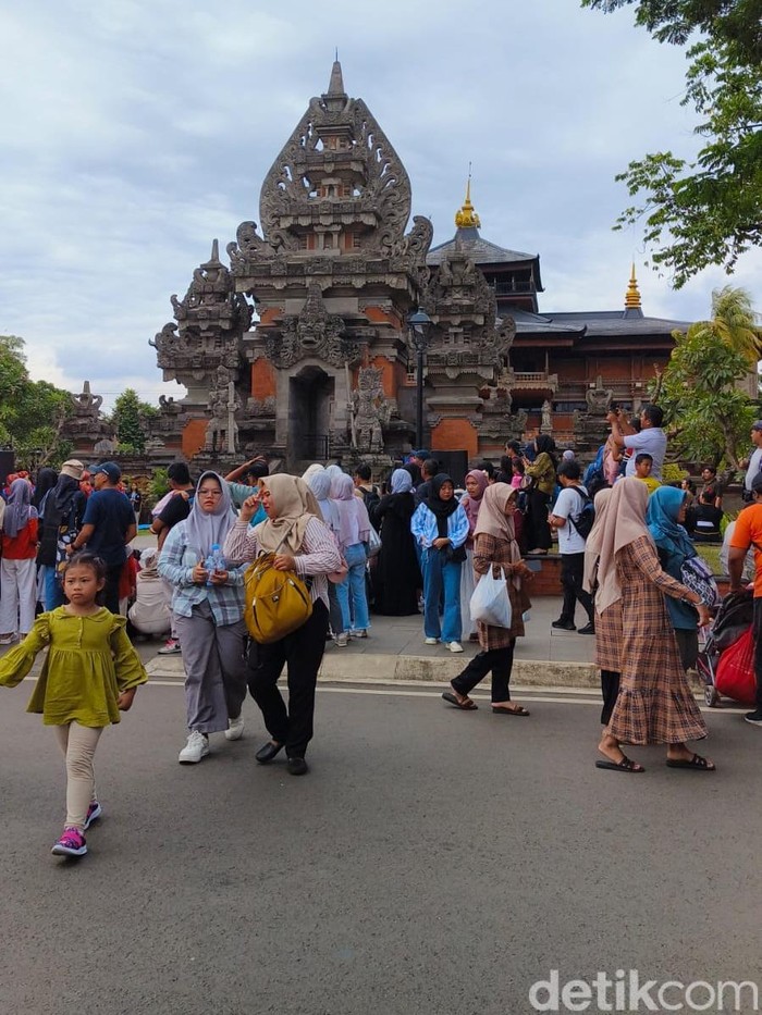 Taman Mini Indonesia Indah, Jakarta Timur dipadati pengunjung.