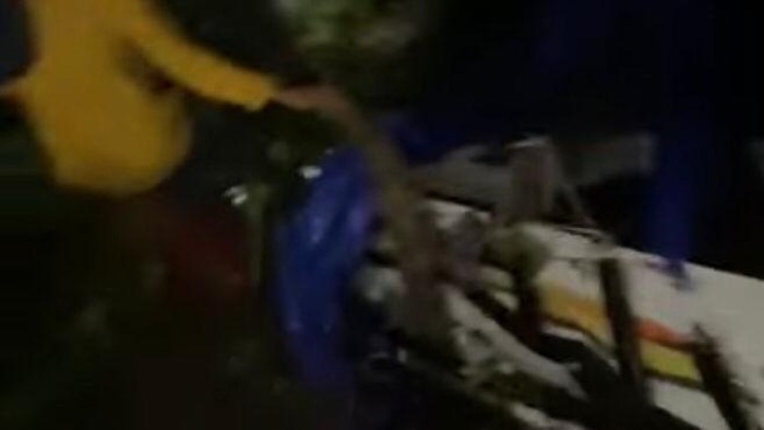 Sebuah mobil pikap yang membawa rombongan wisatawan dari Kabupaten Luwu, Sulawesi Selatan (Sulsel) terjun ke jurang di Kabupaten Tana Toraja.