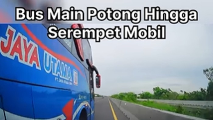 Tangkapan layar video bus ugal-ugalan di jalan tol Jatim.