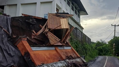 Tembok sekolah SMPN 2 Dawan, Klungkung, roboh akibat hujan deras, Sabtu (28/12/2024). (Dok. BPBD Klungkung)