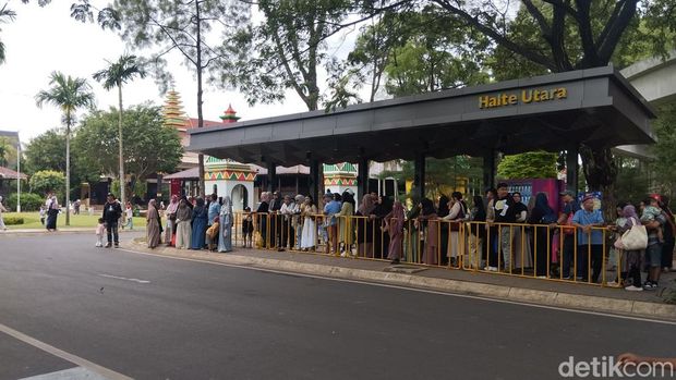 TMII menjadi salah satu tujuan wisata warga saat liburan akhir tahun. Sejumlah warga mengaku ingin menyaksikan pertunjukan air mancur dan drone 'Tirta Cerita'. (MI Fawdi/detikcom)