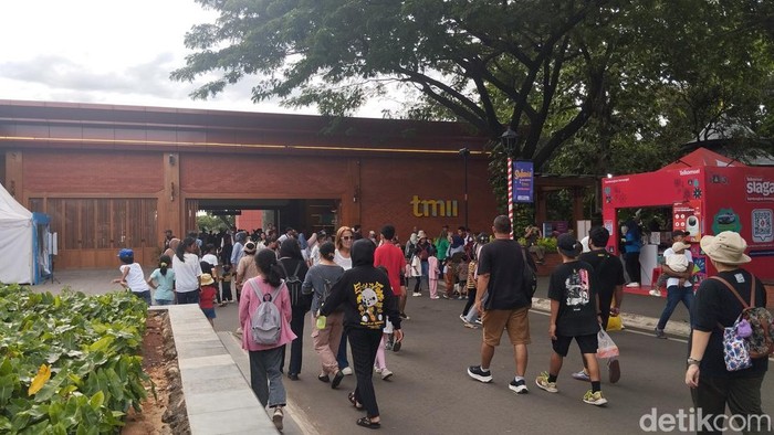 TMII menjadi salah satu tujuan wisata warga saat liburan akhir tahun. Sejumlah warga mengaku ingin menyaksikan pertunjukan air mancur dan drone Tirta Cerita. (MI Fawdi/detikcom)