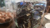 Pelanggan yang ingin sekadar mencicipinya dan membawa pulang di rumah juga dapat membeli kopi bubuk kemasan kecil. Harganya hanya dibanderol mulai dari Rp 1.500an saja per bungkus. Foto: detikcom/Diah Afrilian