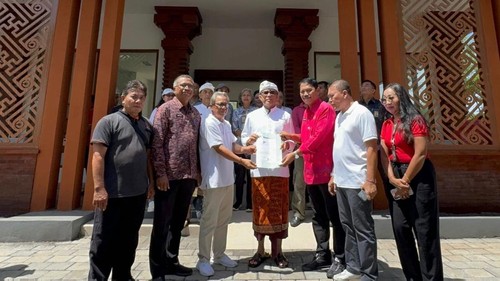 Wali Kota Denpasar, I Gusti Ngurah Jaya Negara, menyerahkan bangunan pasar ikan dan balai bendega di Pantai Mertasari, Desa Sanur Kauh, Jumat (27/12/2024). (Dok. Pemkot Denpasar)
