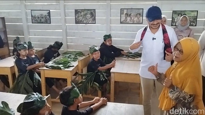 Wamen Giring bersama Ibu Muslimah tokoh asli atau guru asli pada novel dan film laskar pelangi.